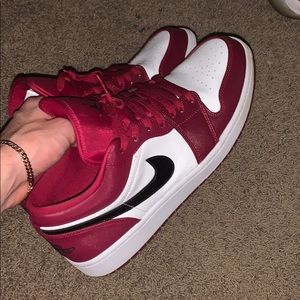 Jordan 1 Chicago maroon lows
